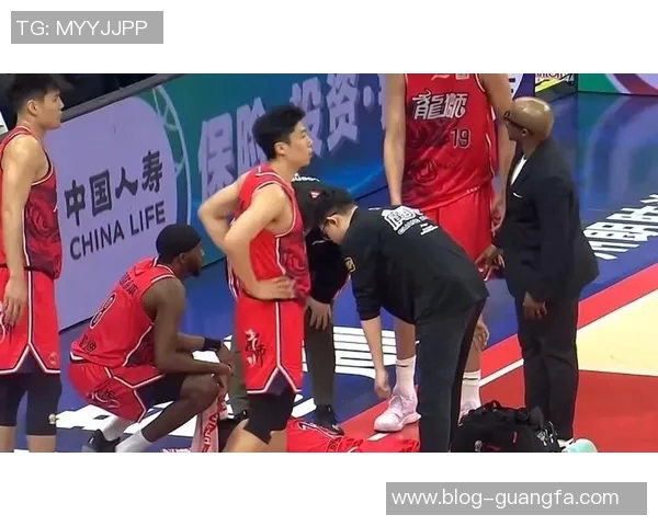 郭艾伦膝伤倒地情绪崩溃现场痛哭引发球迷心疼与关注